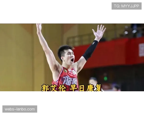 郭艾伦场边化身“助理教练”，为年轻队友耐心讲解战术